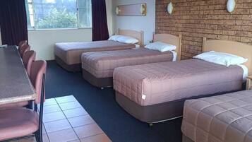 Familiekamer | Luxe beddengoed, een kluis op de kamer, een bureau