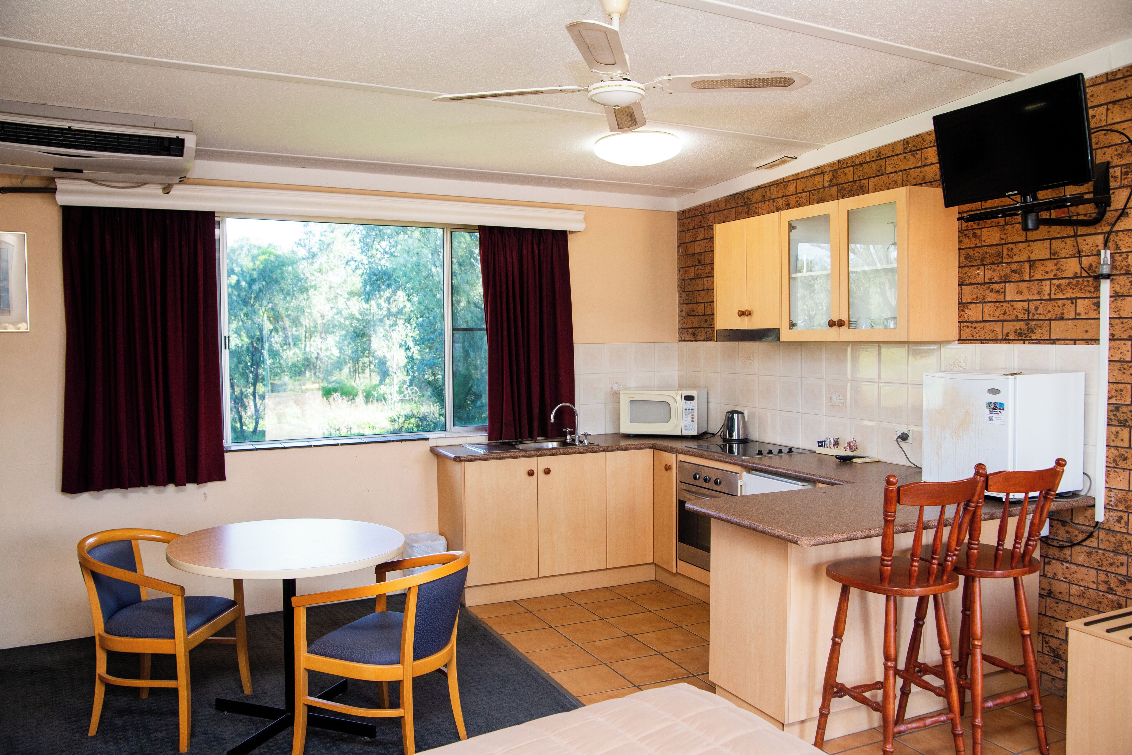 ファミリー ルーム | 客室内のダイニングエリア