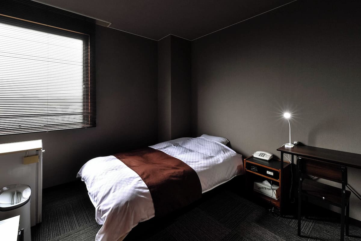 Business Room, Single - 9sqm, Non Smoking | In-room safe, free WiFi, bed sheets