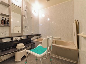 Økonomi-tomannsrom, 2 soverom, støttehåndtak i badekaret, ikke-røyk (Universal Twin Room) | Bad | Toalettartikler (inkludert), hårføner og tøfler