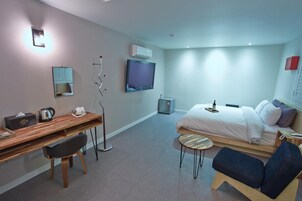 高档床上用品、羽绒被、办公桌、遮光窗帘