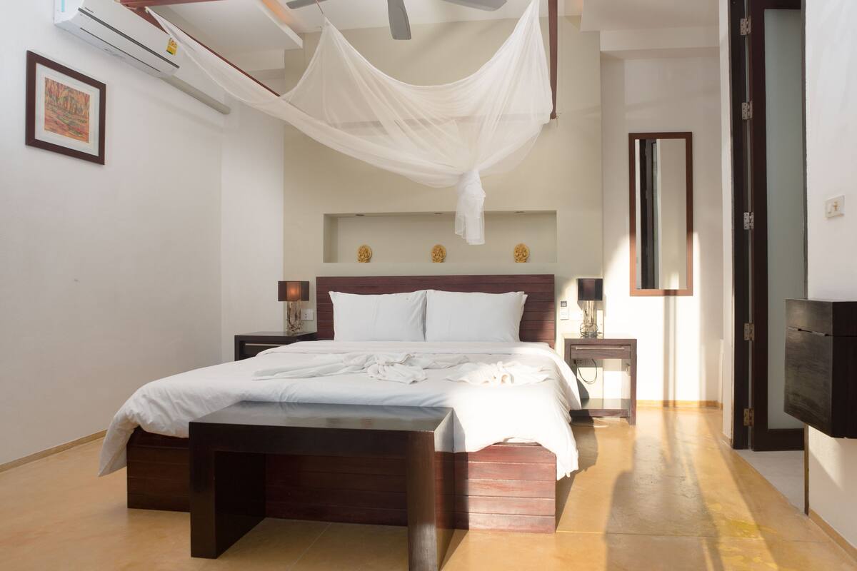 Ropa de cama hipoalergénica y caja de seguridad en la habitación