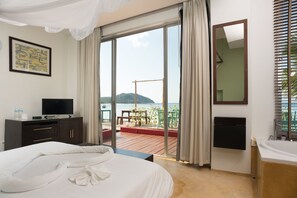 Deluxe-sviitti | Allergiatestatut vuodevaatteet, tallelokero huoneessa