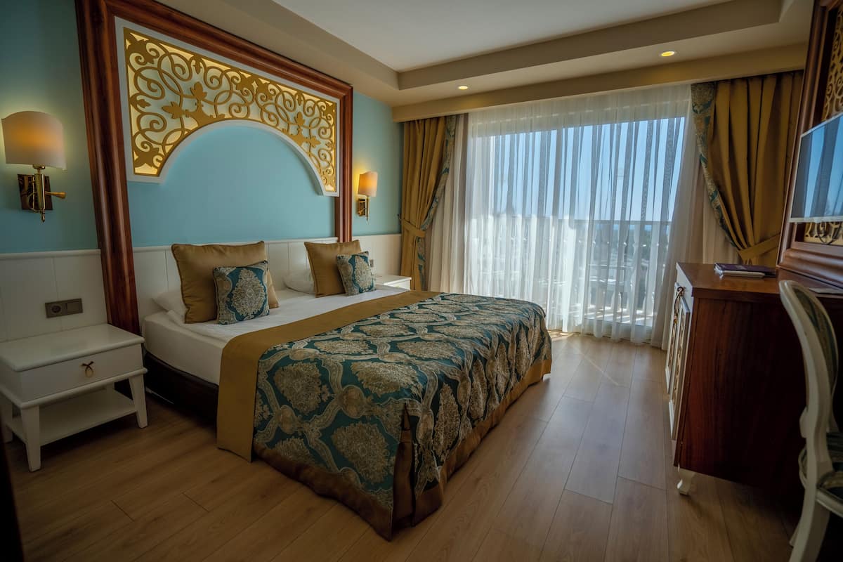 1 bedroom, premium bedding, free minibar items, desk