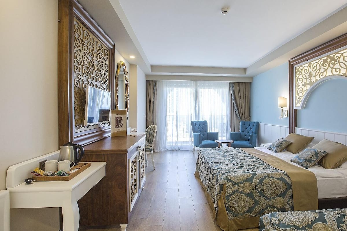 1 bedroom, premium bedding, free minibar items, desk