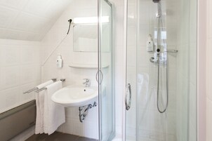 Ducha, artículos de tocador gratuitos, toallas