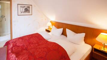 Quarto casal ou duplo | Cofres nos quartos, escrivaninha, espaço de trabalho para notebook