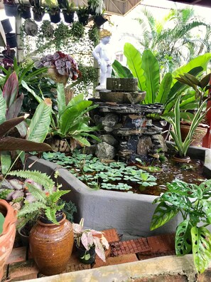 Una televisión de pantalla plana