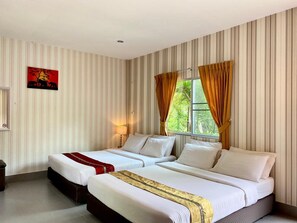 Family Room | Desk, laptop workspace, blackout drapes, free WiFi