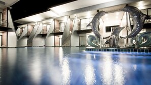 Piscina all'aperto, ombrelloni da piscina, lettini