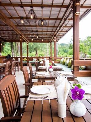 Food and drink - The Phu Beach Hotel (Krabi)