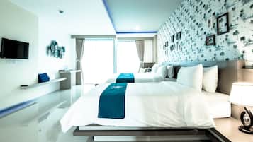 Superior Twin Room with Pool View | 迷你吧、房內夾萬、書桌、遮光窗簾/窗簾