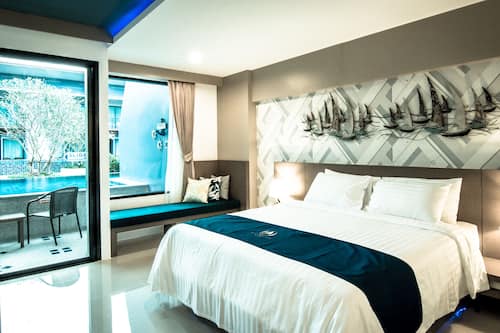 Chambre Double Deluxe, accès piscine | Minibar, coffres-forts dans les chambres, bureau, rideaux occultants