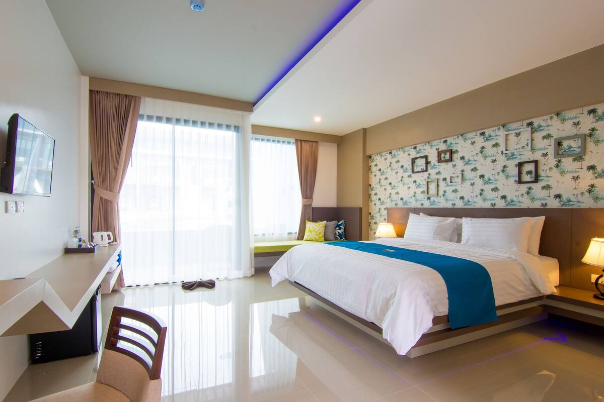 Phòng đôi Deluxe, có thể sử dụng hồ bơi | Minibar, két bảo mật tại phòng, bàn, màn/rèm cản sáng 