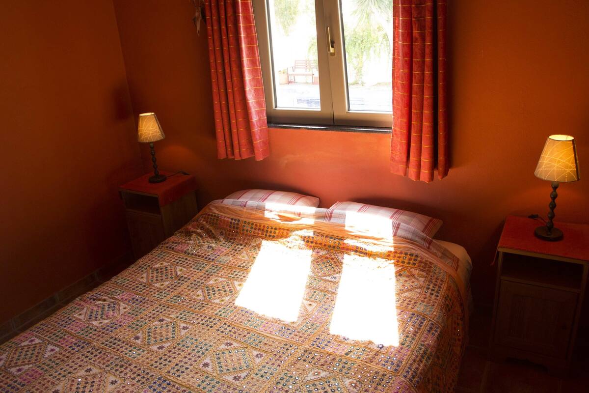 Premium bedding, in-room safe, soundproofing, free cribs/infant beds