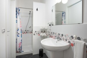 Habitación estándar doble | Baño | Ducha, artículos de higiene personal gratuitos, secador de pelo y bidé