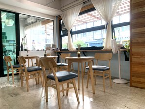 Breakfast area - Sleep Sheep Phuket Hostel SHA (Phuket)