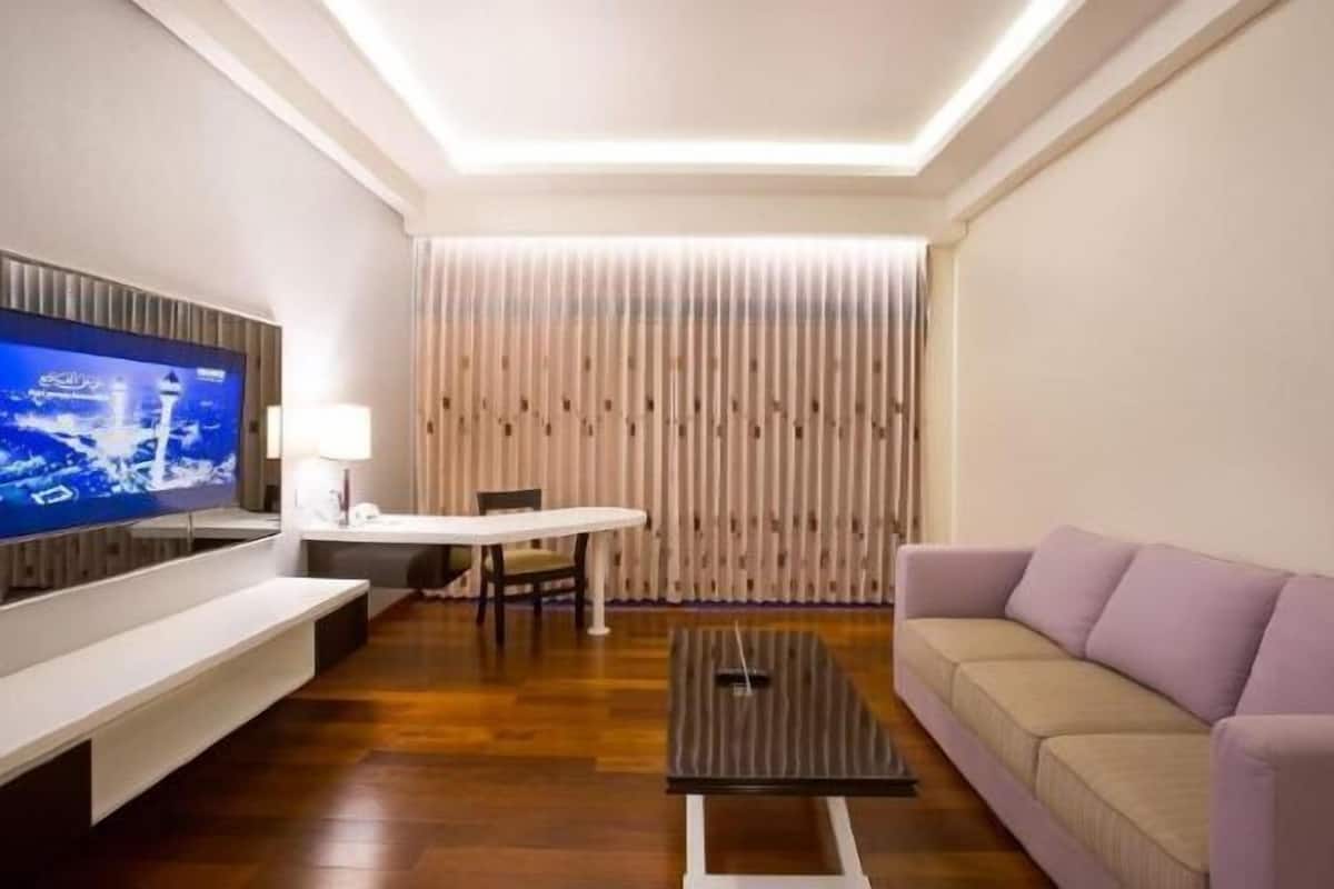 Living area | 32-inch LED TV with cable channels, TV