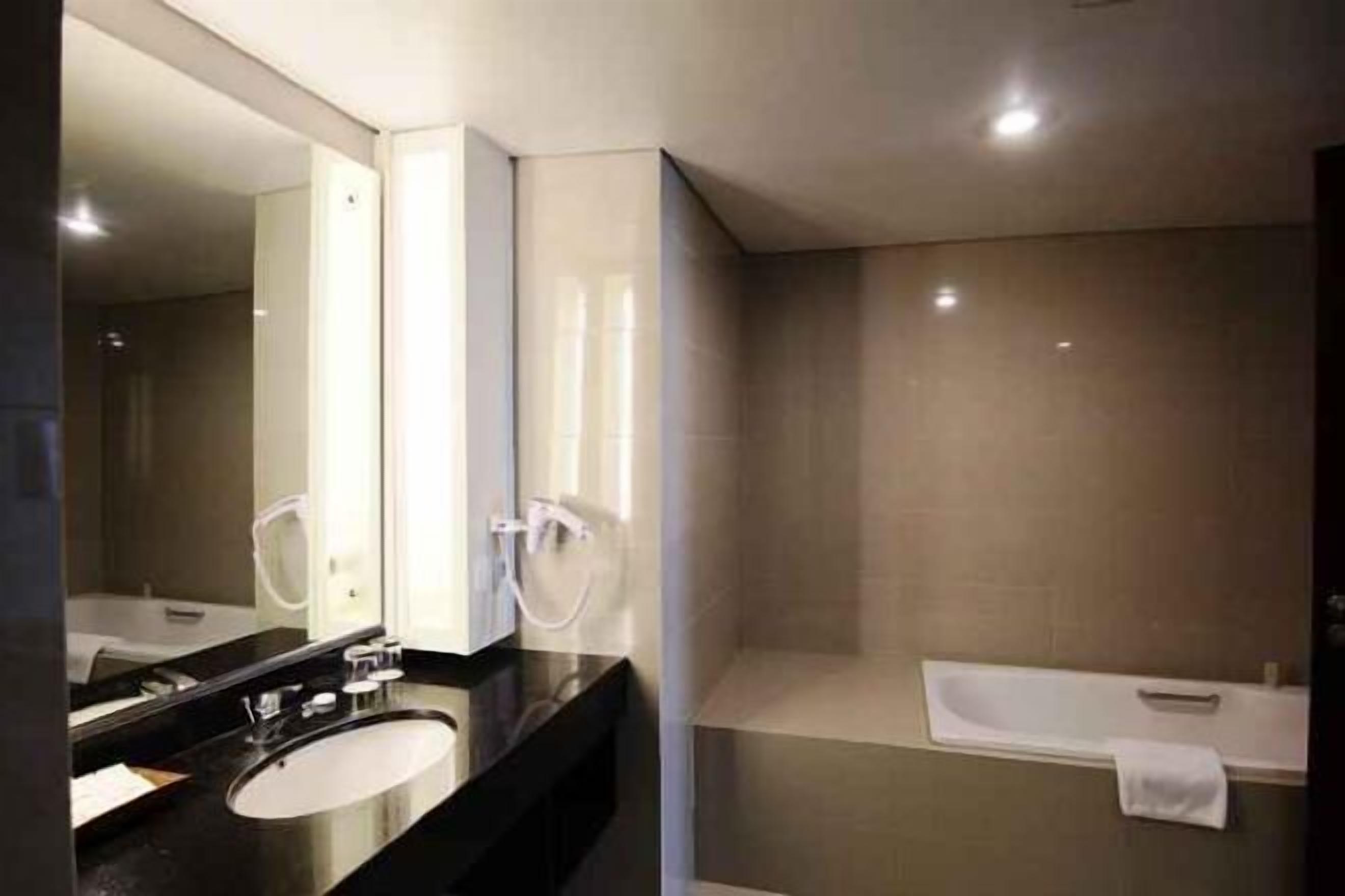 Kamar mandi | Perlengkapan mandi gratis, pengering rambut, sandal, dan handuk