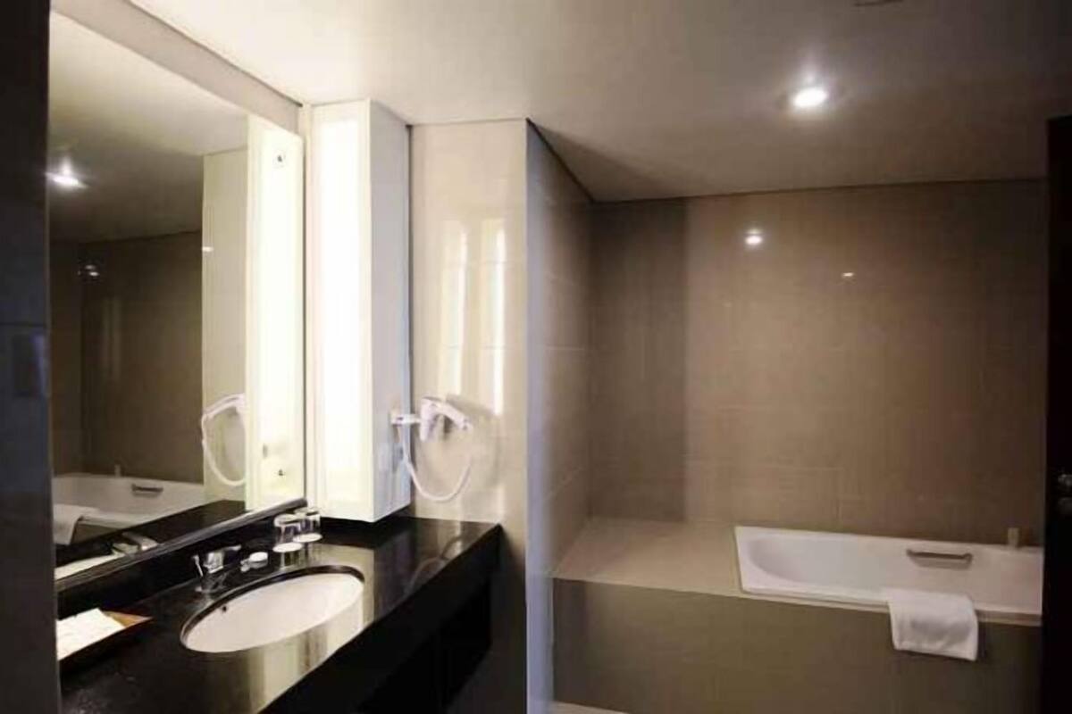 Bathroom | Free toiletries, hair dryer, slippers, towels