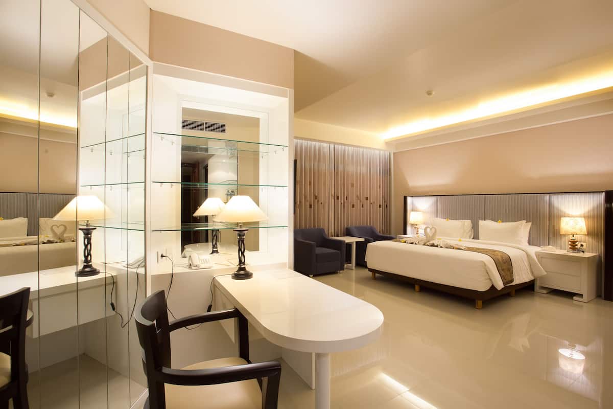 junior suite, non smoking | 1 bedroom, premium bedding, in-room safe, desk