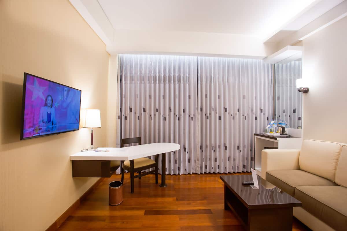 executive suite, 1 king bed | living room | 32-inch led tv with cable channels, tv