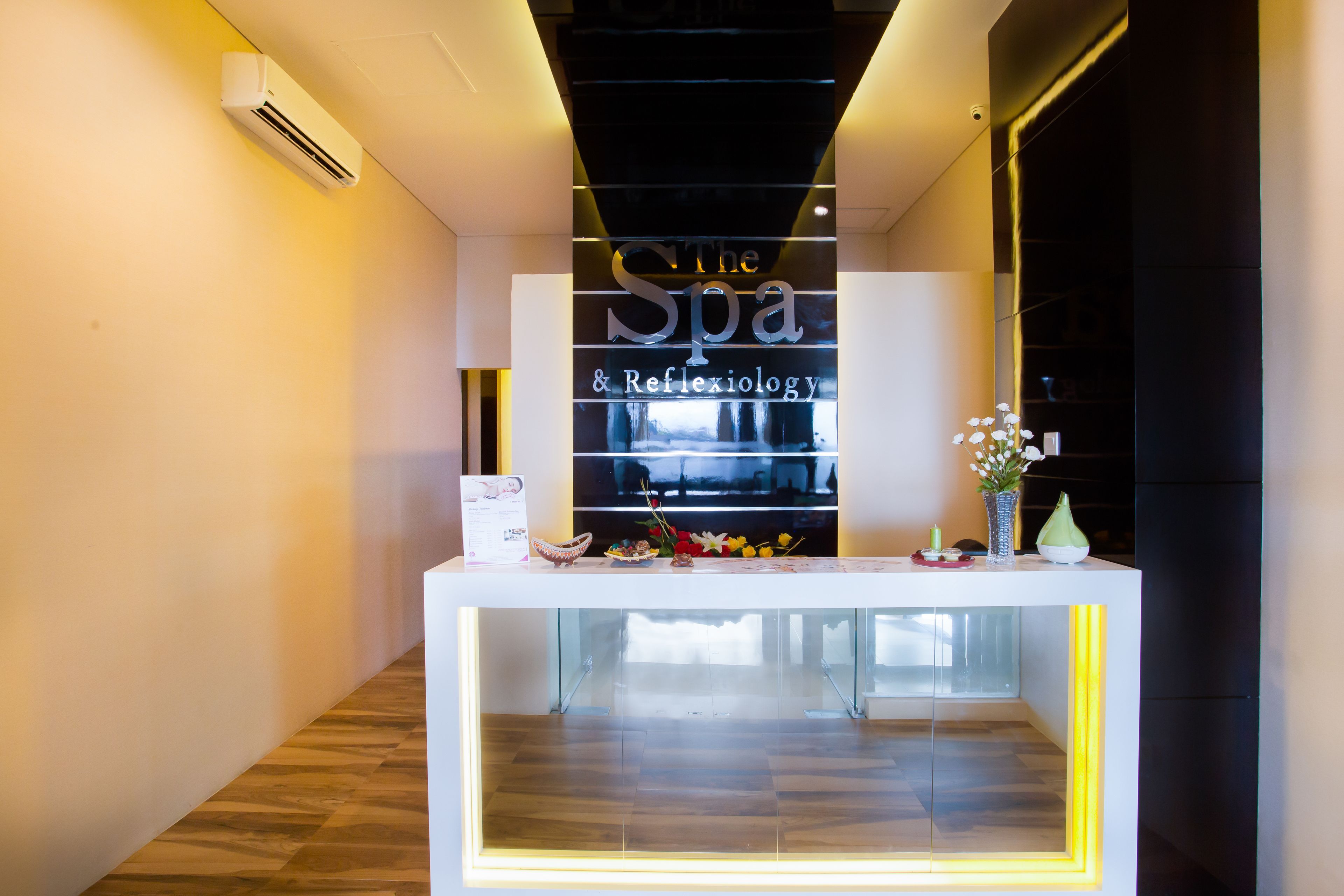 couples treatment room(s), sauna, hot tub, steam room, body treatments