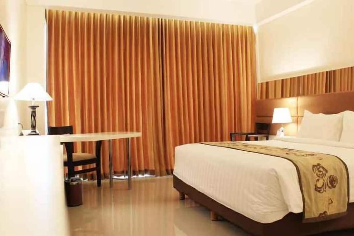 1 bedroom, premium bedding, in-room safe, desk