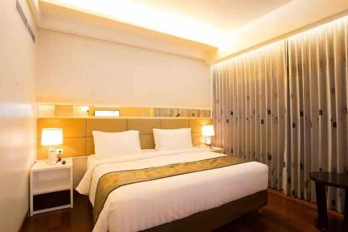 1 bedroom, premium bedding, in-room safe, desk