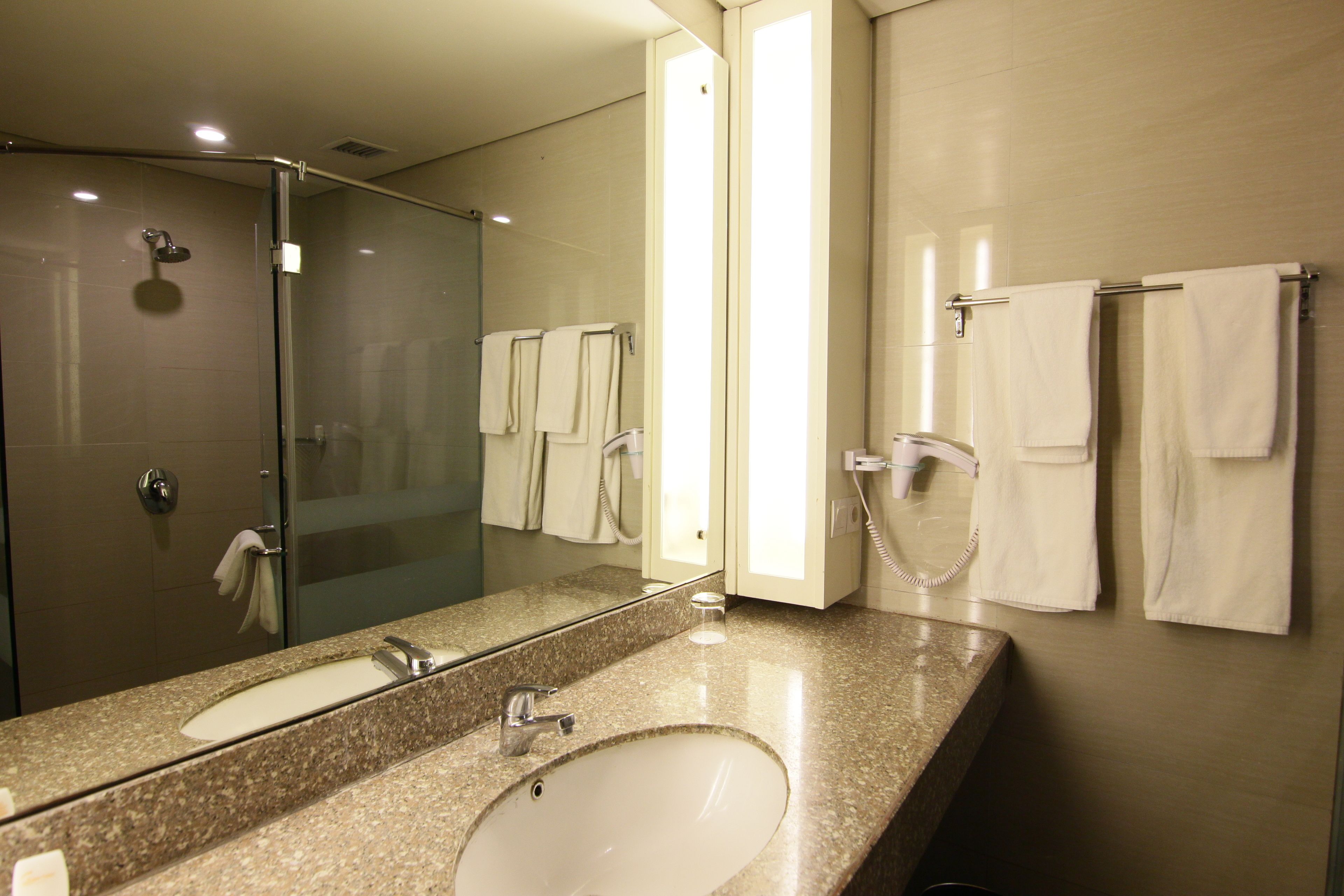 deluxe room, 1 king bed | 1 bedroom, premium bedding, in-room safe, desk