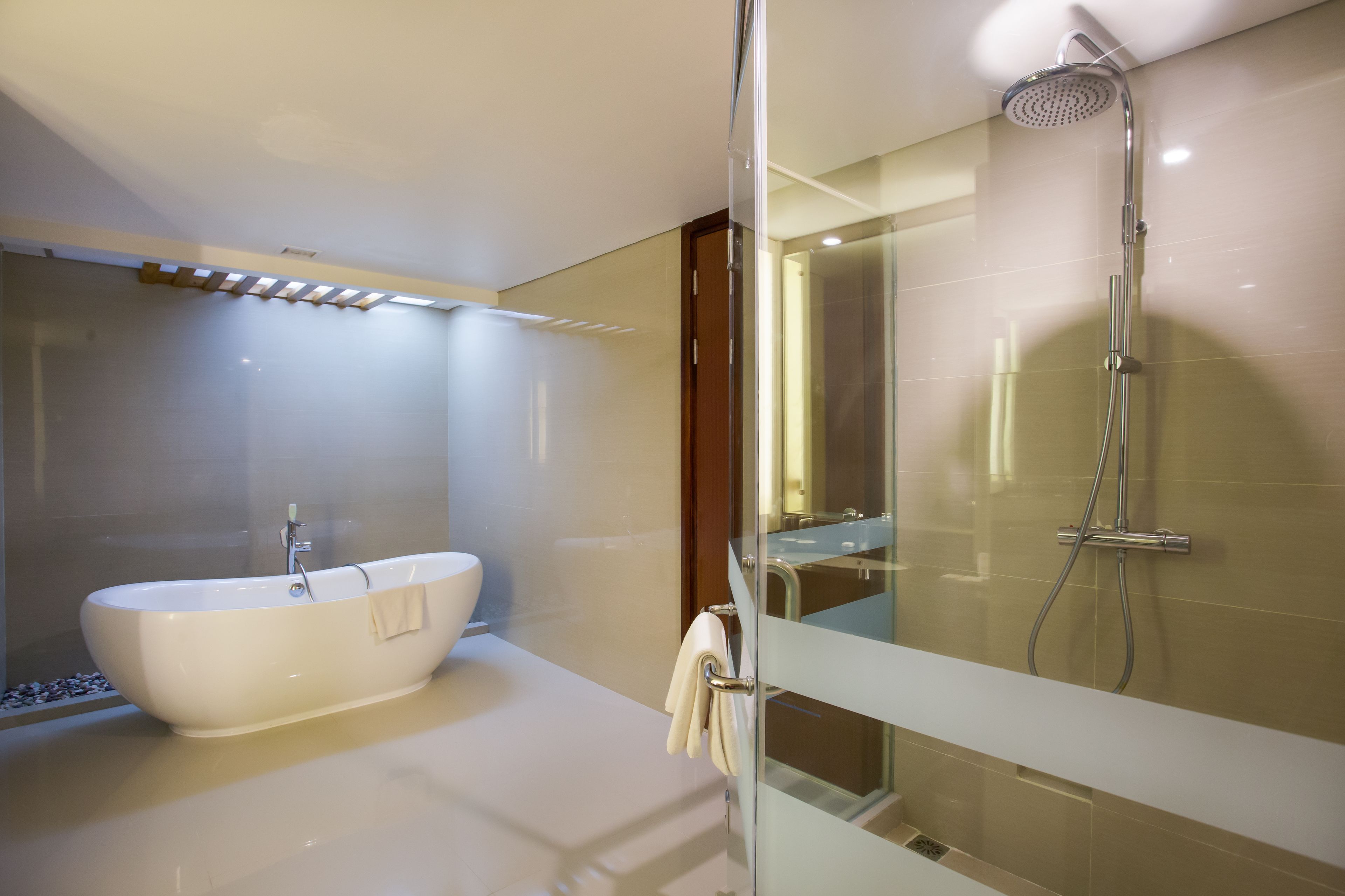 Executive Suite, 1 King Bed | Bathroom | Free toiletries, hair dryer, slippers, towels