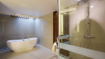 Executive Suite, 1 King Bed | Bathroom | Free toiletries, hair dryer, slippers, towels