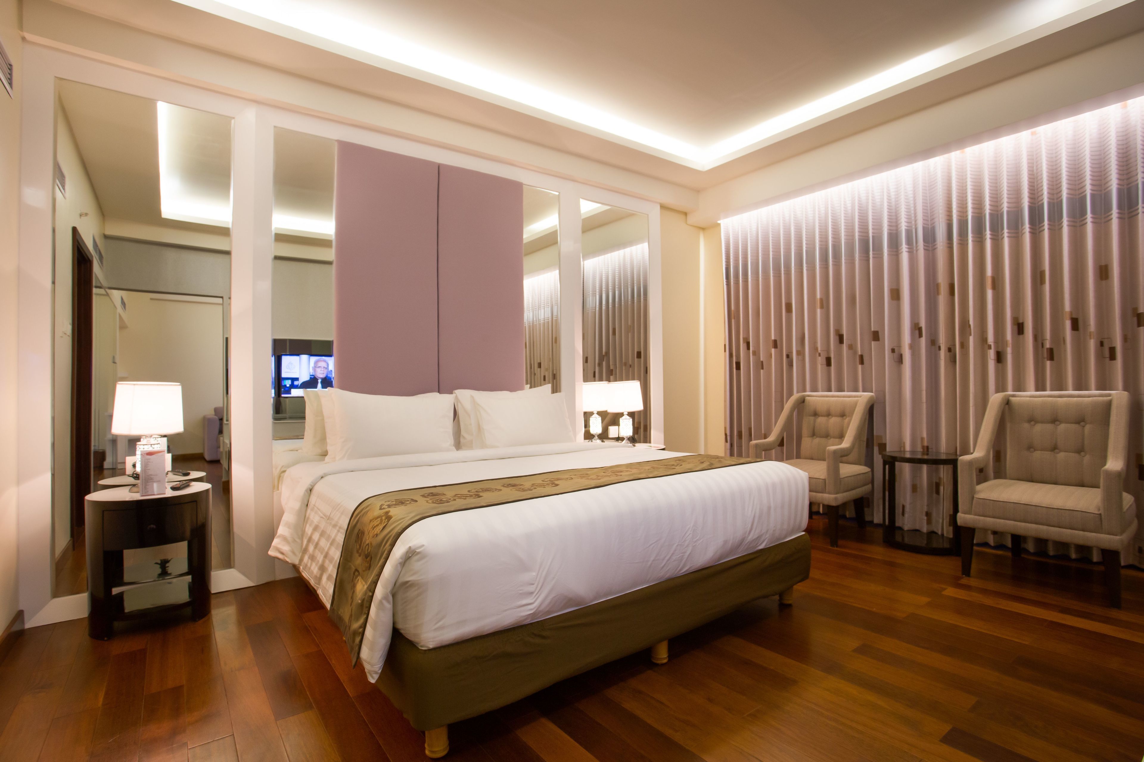 executive suite, 1 king bed | 1 bedroom, premium bedding, in-room safe, desk