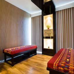 Couples treatment room(s), sauna, hot tub, steam room, body treatments