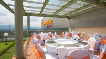 2 restaurantes: opção de café da manhã, almoço e jantar