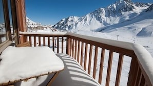 A snow-covered balcony with a wooden railing overlooking a mountainous landscape. - Hôtel La Mandia (Bagnères-de-Bigorre)