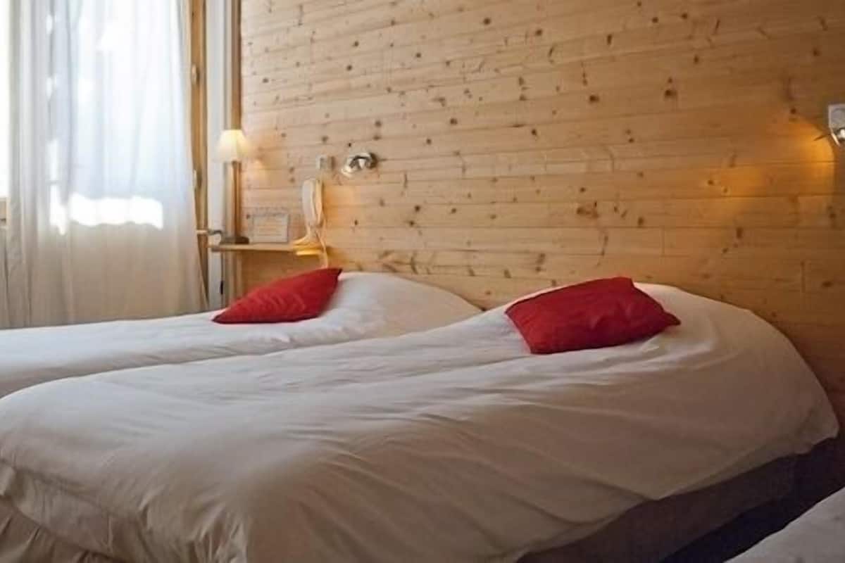 Kamar Triple Superior | Seprai premium, brankas, meja kerja, dan kedap suara
