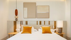 Minibar, desk, blackout drapes, soundproofing - Hotel Aristoy-by Grupo Tribu (Tarifa)