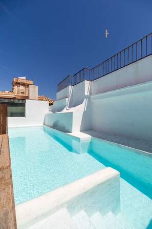 Una piscina al aire libre de temporada