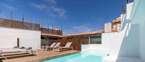 Una piscina al aire libre de temporada