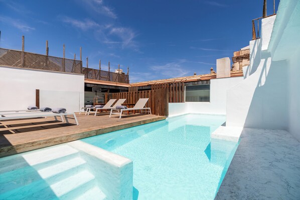 Una piscina al aire libre de temporada