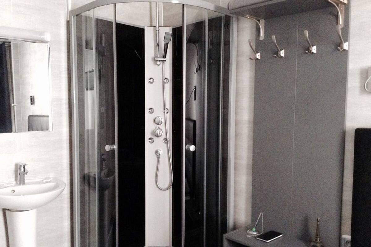 Doppelzimmer (shared toilets)