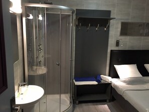Doppelzimmer (shared toilets)