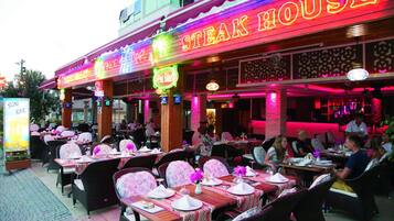 2 restaurants; breakfast, lunch and dinner served