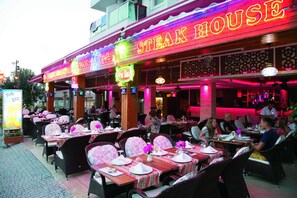 2 restaurantes; se sirven desayunos, almuerzos y cenas
