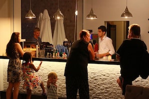 4 bares/lounges, bar ao lado da piscina, bar na praia