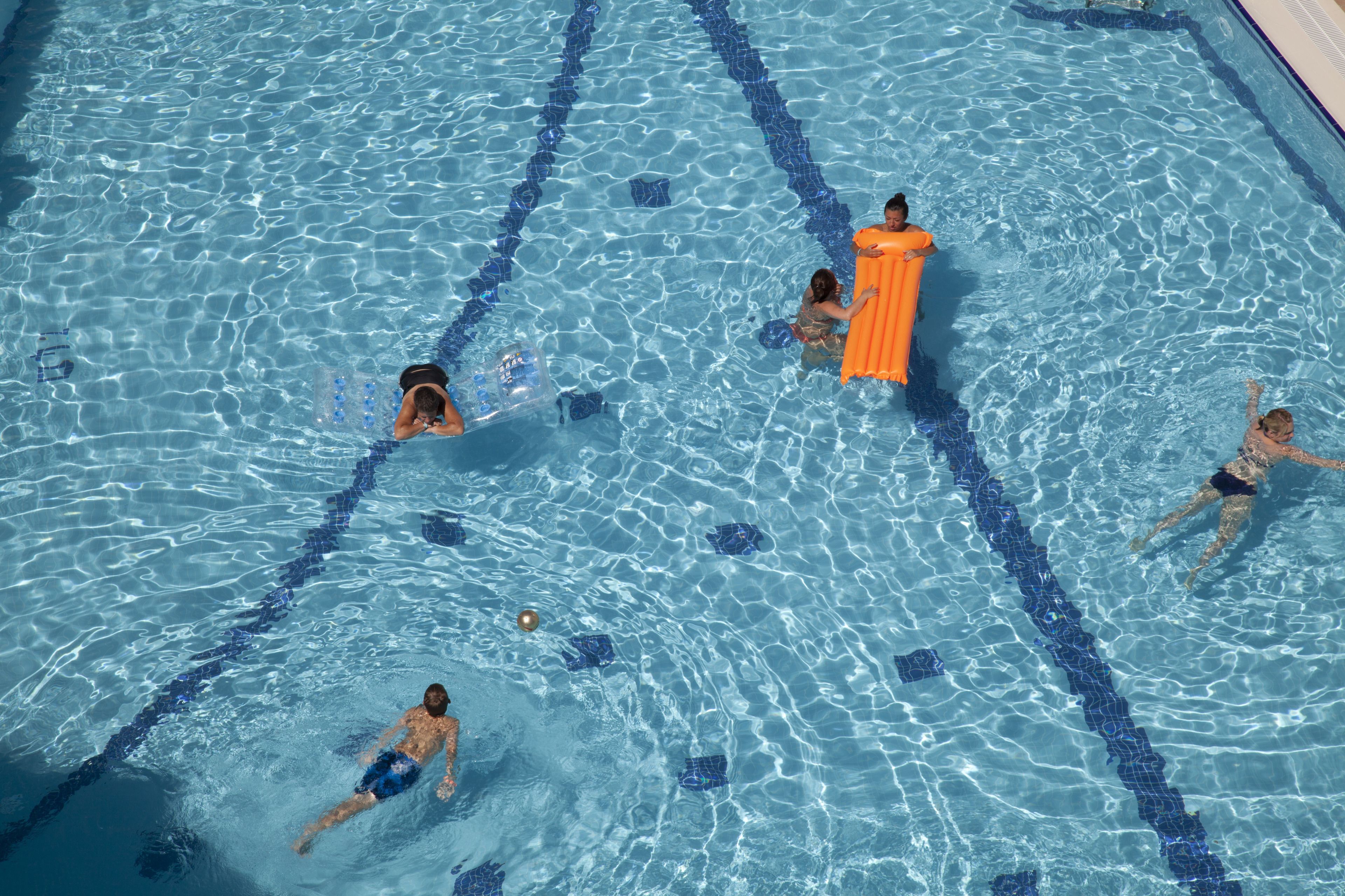 Une piscine à l’eau d’un bleu limpide, dotée de séparateurs de couloirs.