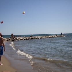 Spiaggia privata, un bar sulla spiaggia