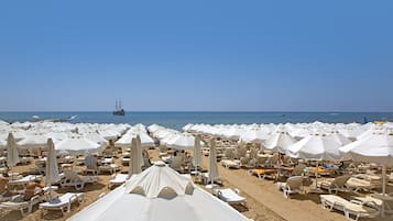 Een privéstrand, een strandbar