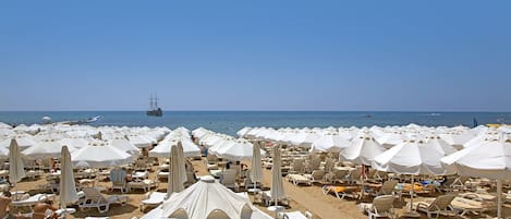 Een privéstrand, een strandbar